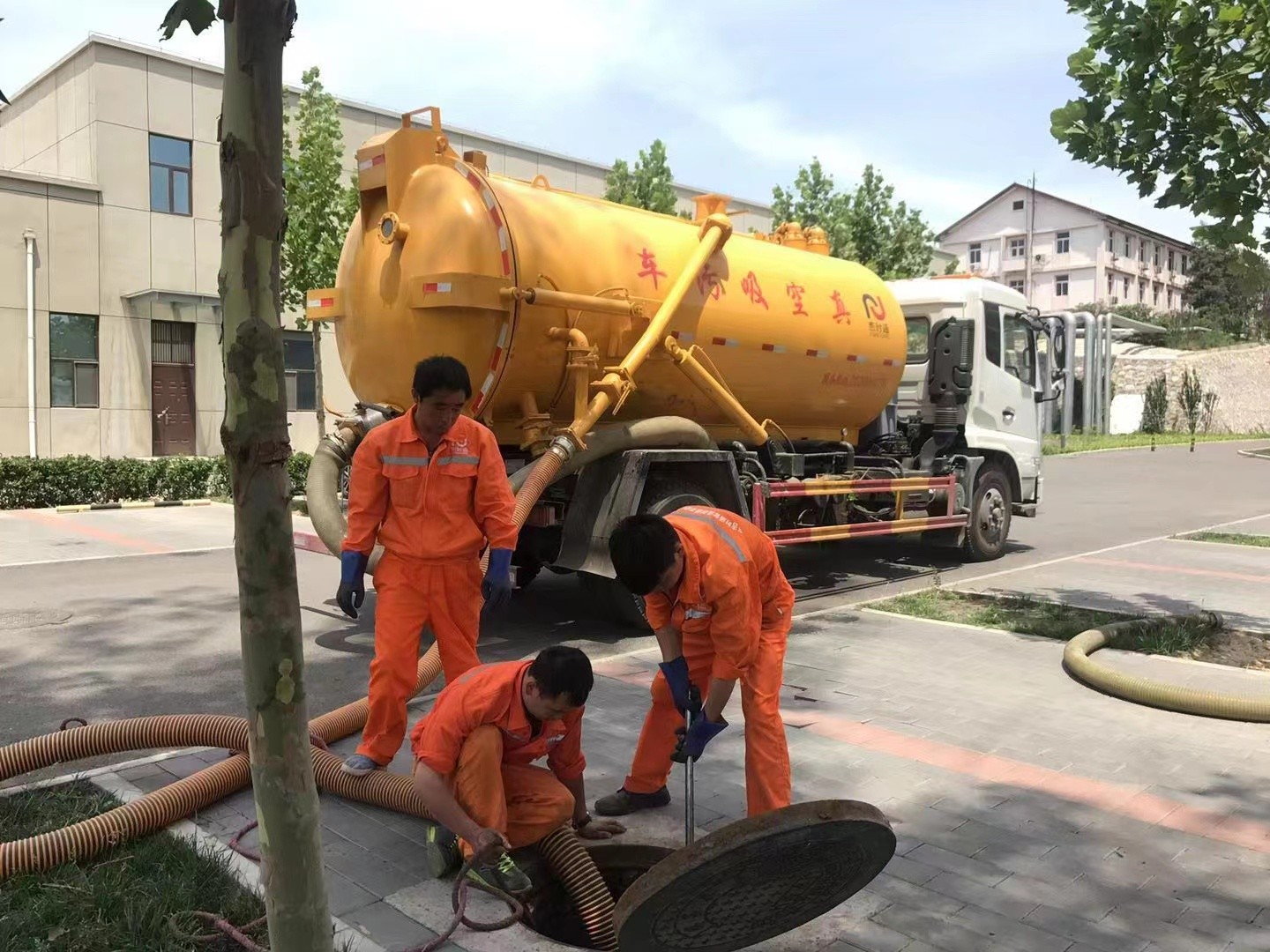 西乌珠穆沁管道疏通车停在窨井附近