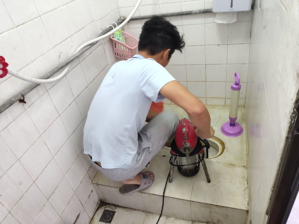 西乌珠穆沁管道堵塞冒臭气 专业师傅现场解决问题