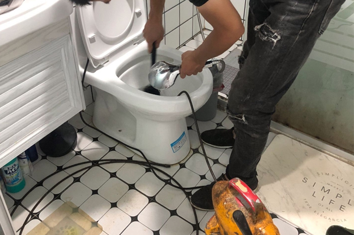 西乌珠穆沁马桶堵塞自己疏通还是找师傅?专业上门服务让你省时更省心